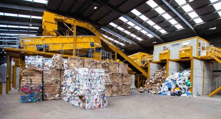 El sector privado de Misiones, valorizó más de 22 mil toneladas de residuos urbanos en 2025 Los datos surgen de la Subsecretaría de Economía Circular y la Agencia Tributaria de Misiones (ATM) en base a los 791 camiones anuales que egresaron de nuestra provincia durante el año 2025 con residuos urbanos procesados. Del total informado, el 73% corresponde a residuos metálicos, el 17% papel y cartón, el 9% a plásticos, y el 1% a vidrio. Para el Subsecretario de Economía Circular de Misiones, Fernando Santacruz, estos números representan un movimiento económico anual de más de 7 mil millones de pesos para la provincia.