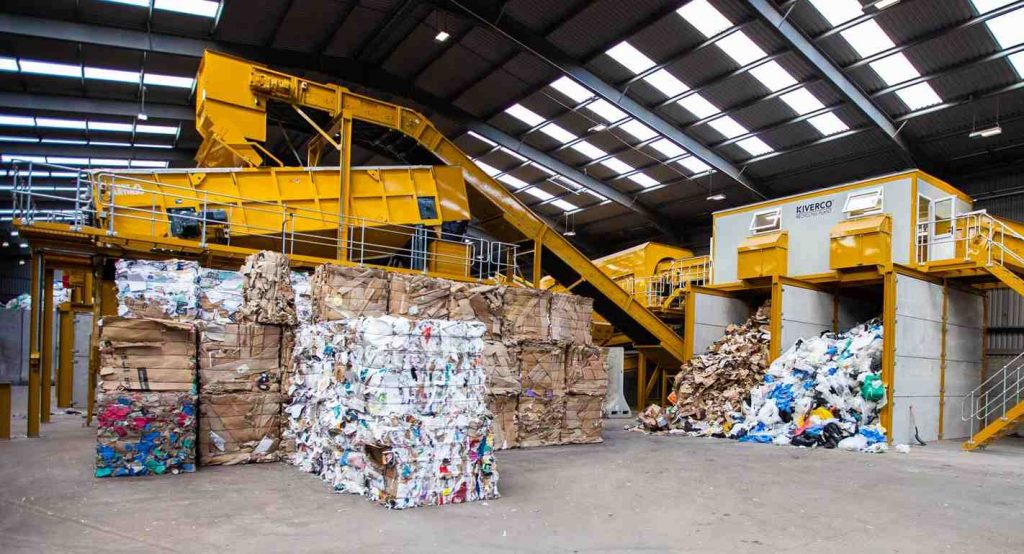 El sector privado de Misiones, valorizó más de 22 mil toneladas de residuos urbanos en 2025 Los datos surgen de la Subsecretaría de Economía Circular y la Agencia Tributaria de Misiones (ATM) en base a los 791 camiones anuales que egresaron de nuestra provincia durante el año 2025 con residuos urbanos procesados. Del total informado, el 73% corresponde a residuos metálicos, el 17% papel y cartón, el 9% a plásticos, y el 1% a vidrio. Para el Subsecretario de Economía Circular de Misiones, Fernando Santacruz, estos números representan un movimiento económico anual de más de 7 mil millones de pesos para la provincia.
